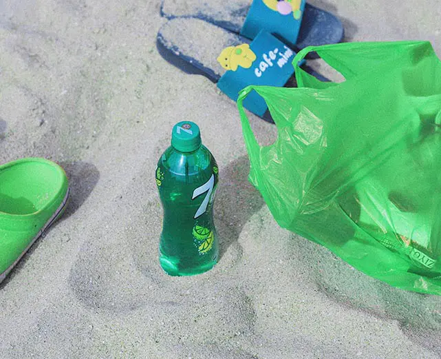 Bolsa de plastico con asas Verde 42x53cm (bolsa camiseta) - Imagen 2